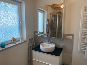 Dusche, Haartrockner, Handtücher, Seife