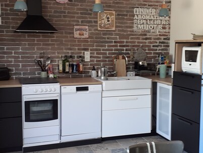 SUPERBLY RENOVATED AND DECORATED OLD HOUSE - SPACIOUS GARDEN