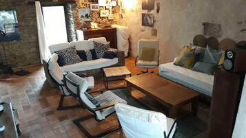 Télévision, table de tennis de table, livres