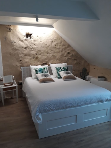 SUPERBLY RENOVATED AND DECORATED OLD HOUSE - SPACIOUS GARDEN