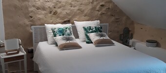 SUPERBLY RENOVATED AND DECORATED OLD HOUSE - SPACIOUS GARDEN