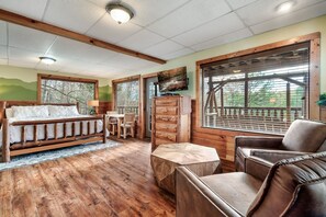 2 slaapkamers, een strijkplank/strijkijzer, reisbedje, gratis wifi