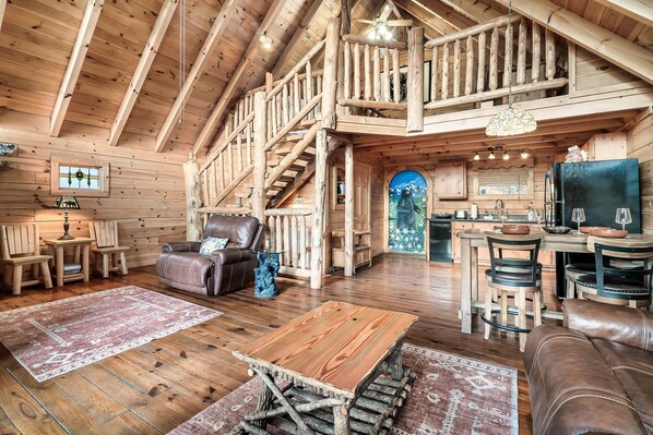 Een smart-tv, een open haard en boeken