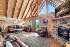 Een smart-tv, een open haard en boeken