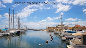 A marina with various boats docked, including sailboats and motorboats, under a clear sky. - 5 minutes from the beaches , Villa with  Pool, Boulodrome, Pinball and Babyfoot (Vendres)