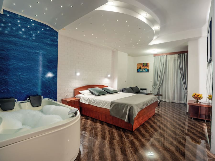 Studio, spabadekar | Skrivebord, blendingsgardiner, lydisolert og barnesenger (inkludert)