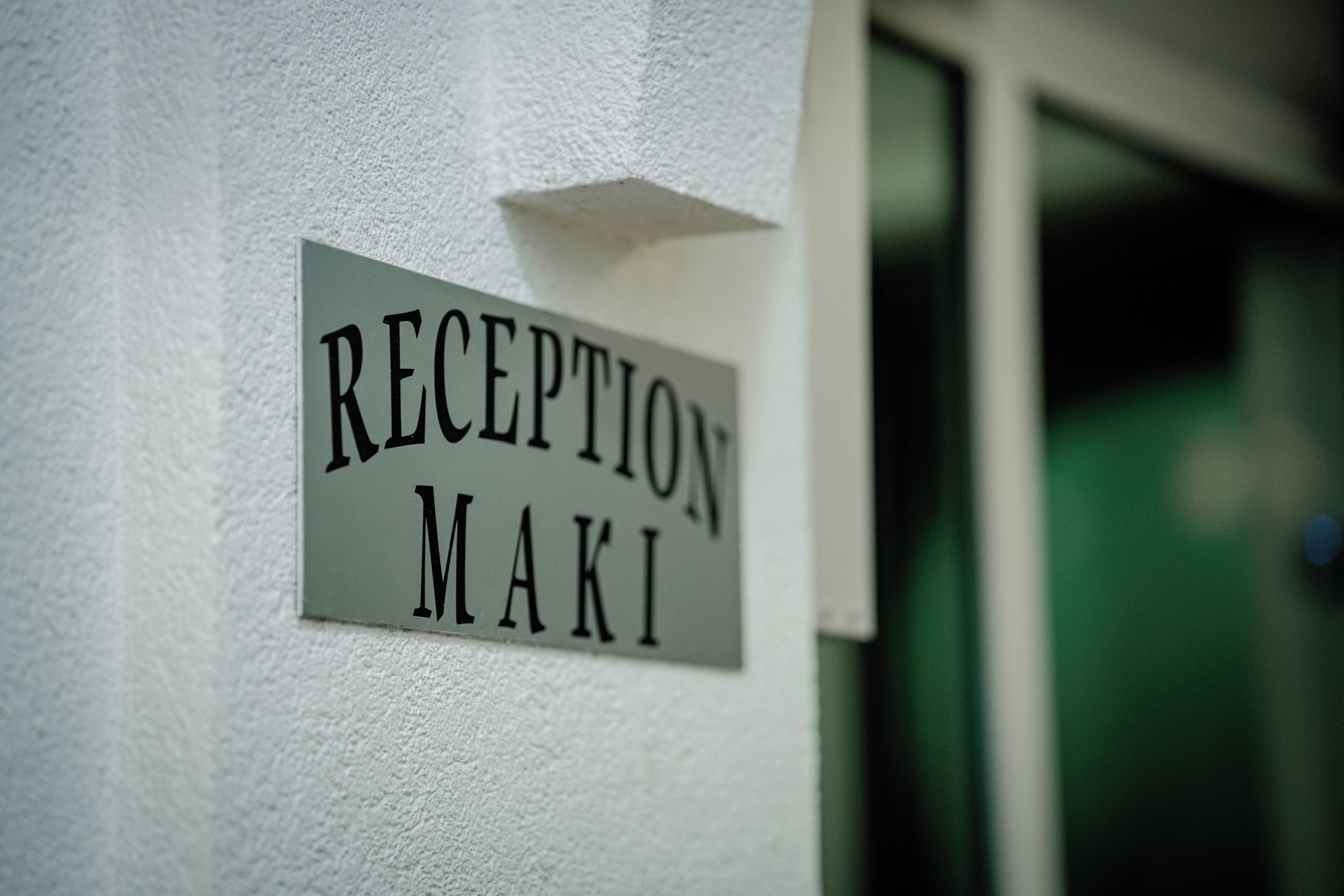 Un letrero en una pared que dice 'RECEPTION MIKI'.