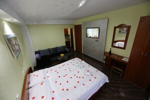 Habitació triple | Escriptori, cortines opaques, bressols gratuïts i llits addicionals