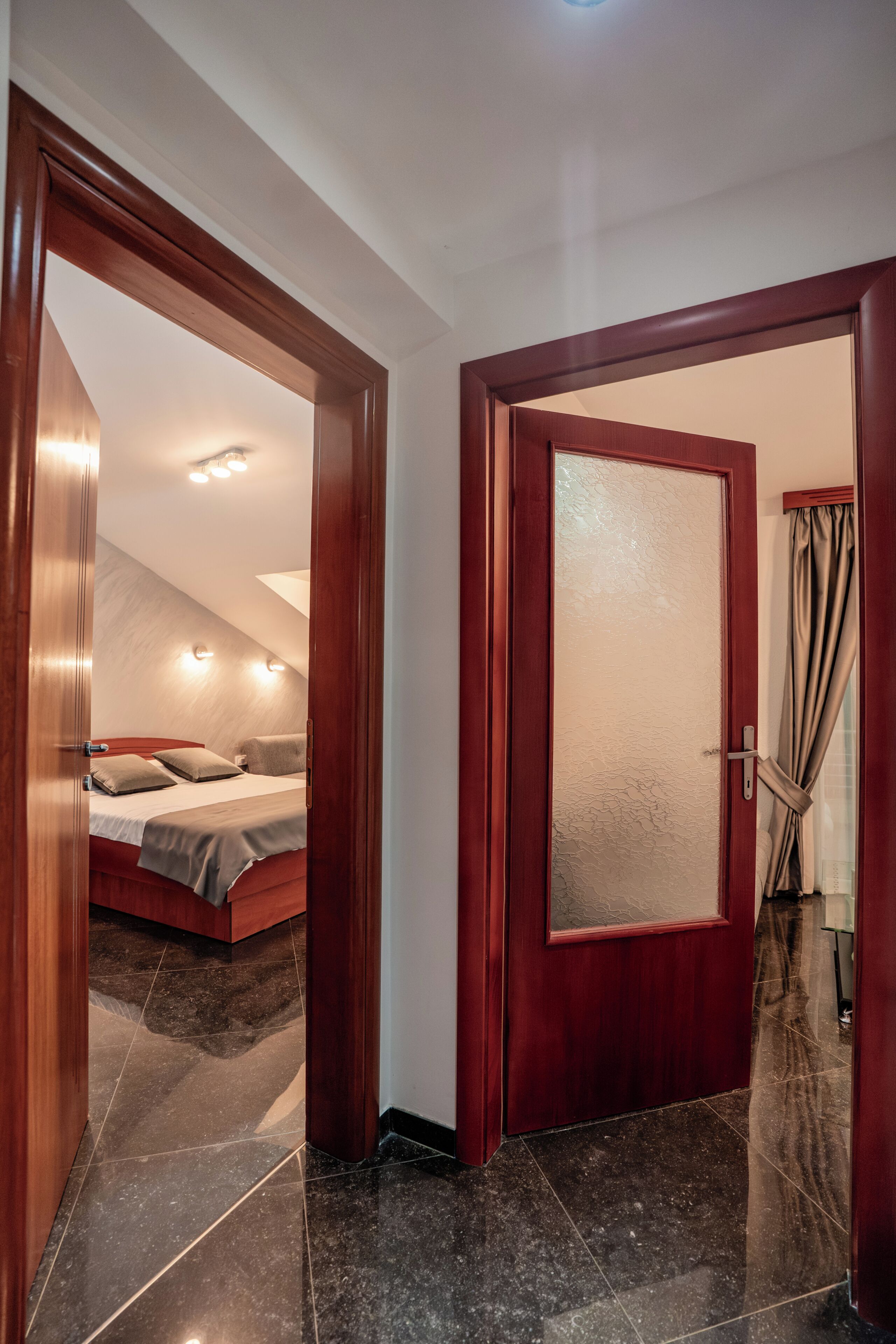 Une chambre d’hôtel avec un lit, une porte et une vue sur le couloir.