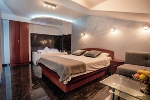 Deluxe appartement, hot tub | Een bureau, verduisterende gordijnen, geluiddichte muren