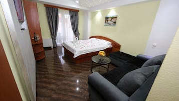 Tremannsrom | Skrivebord, blendingsgardiner, lydisolert og barnesenger (inkludert)