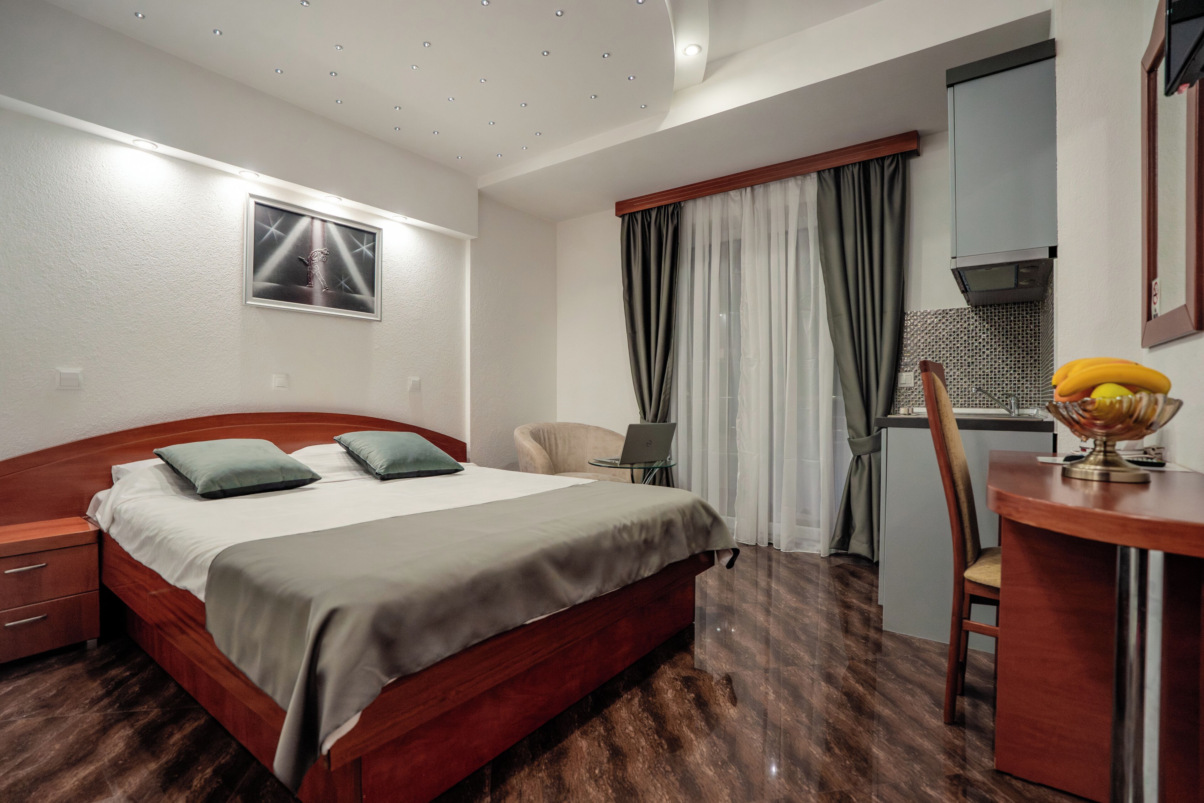 مكتب وستائر تعتيم وتجهيزات عازلة للصوت وأسرّة أطفال/رضّع (مجانًا)