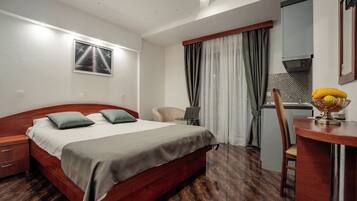 مكتب وستائر تعتيم وتجهيزات عازلة للصوت وأسرّة أطفال/رضّع (مجانًا)