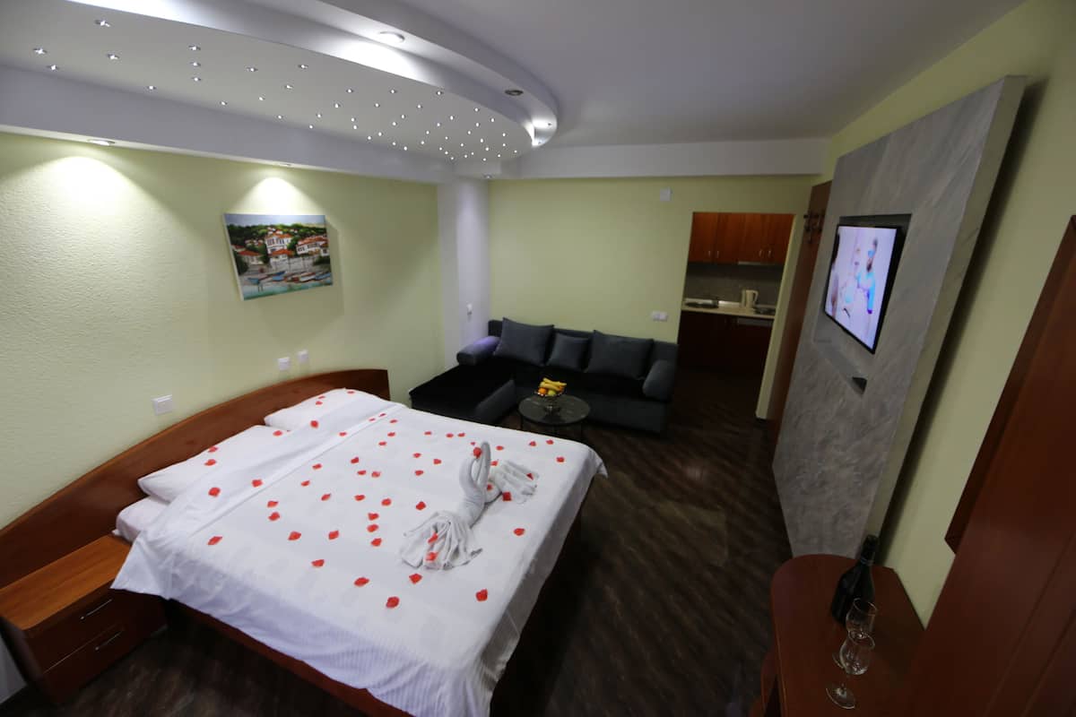 Triple Room | Desk, blackout drapes, free cribs/infant beds, rollaway beds