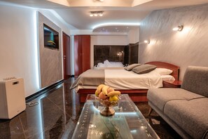 Desk, blackout curtains, soundproofing, free cots/infant beds - Villa Maki (Ohrid)