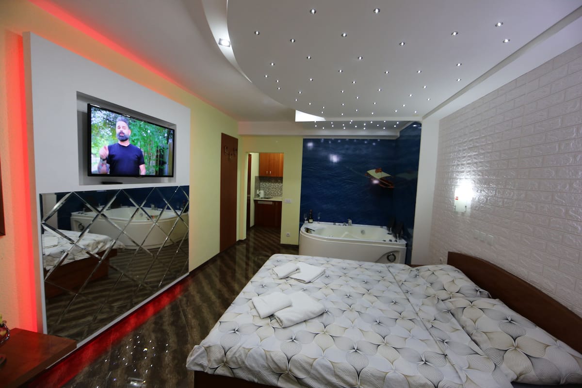 Studio, Hot Tub | Desk, blackout drapes, free cribs/infant beds, rollaway beds