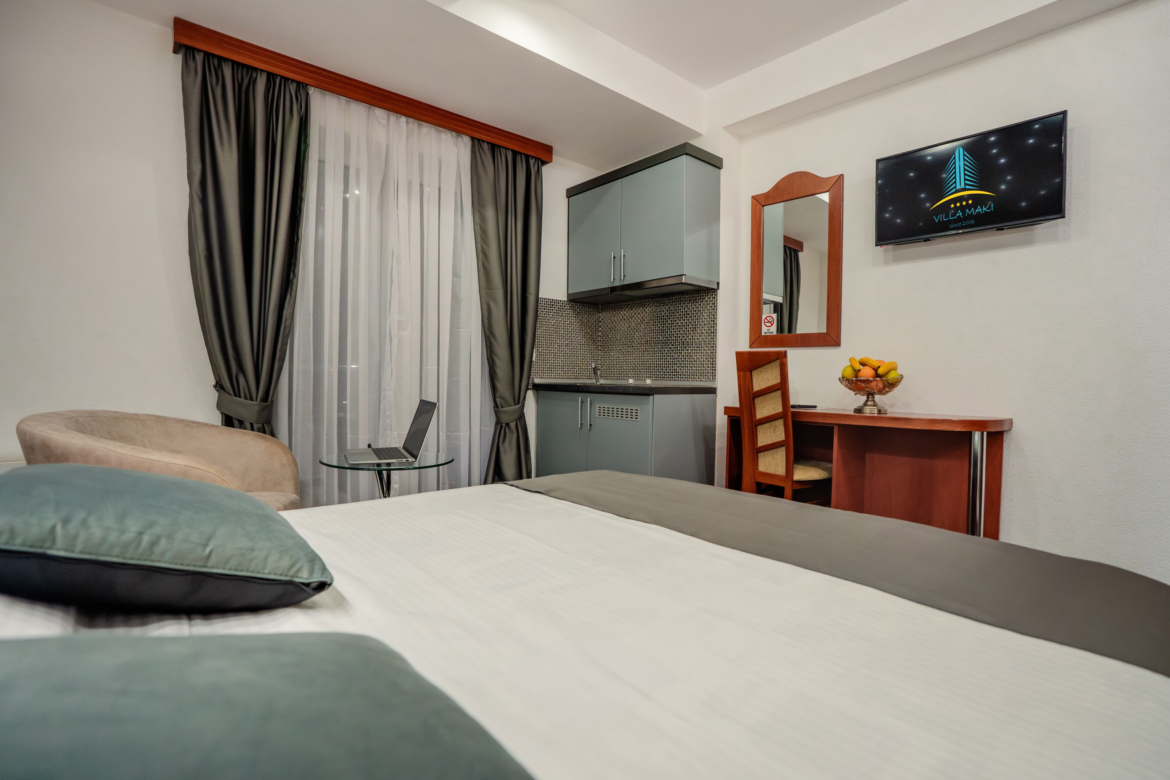 Double Room | Desk, blackout drapes, soundproofing, free cribs/infant beds