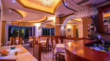 Tägliches Frühstücksbuffet (9 EUR pro Person)