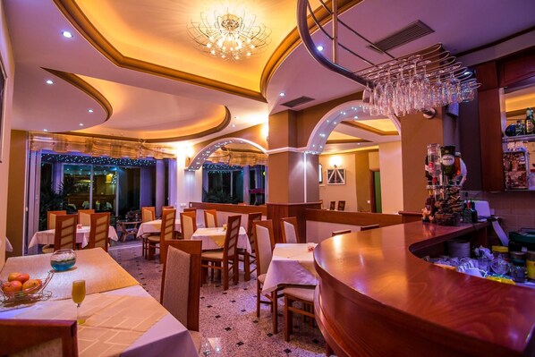 Tägliches Frühstücksbuffet (9 EUR pro Person)