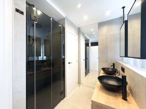 Shower, hair dryer, towels - Senorio Giraldo | Seaside Sunset Apartment Pools (Marbella)