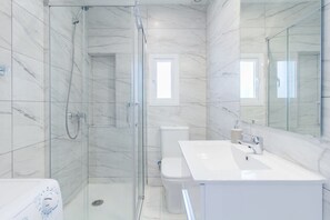 Douche, sĂšche-cheveux, serviettes fournies