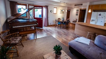 Smart-TV, bøker, filmbibliotek og stereoanlegg