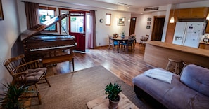 Smart-TV, bøker, filmbibliotek og stereoanlegg