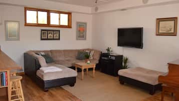 Smart-TV, bøker, filmbibliotek og stereoanlegg