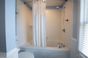 Bathtub, hair dryer, towels, soap - Private gulf view home in quiet area, screened porch, beach gear included! (Port St Joe)