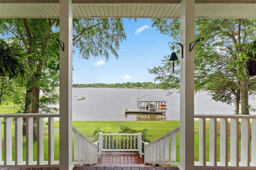 Lay Lake - On main Channel in private area. With Hot Tub and Kayaks