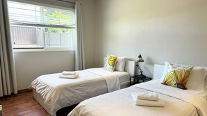 3 室のベッドルーム、アイロン / アイロン台、WiFi (無料)、ベッドシーツ