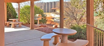 Sedona Retreat - newly remodeled condo near trails, restaurants & shopping!