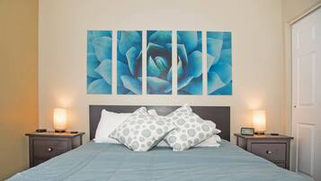 2 soverom, blendingsgardiner, strykejern/-brett og reiseseng for barn