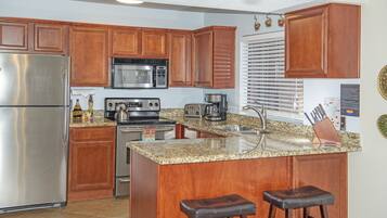 Kjøleskap, mikrobølgeovn, ovn og kokeplater