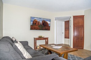 Een smart-tv, boeken en slimme speakers