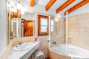 Bathtub, towels - REI PETIT.  Splendidly maintained garden for a perfect experience (Pollensa)