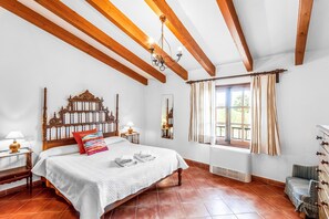 3 chambres, fer et planche à repasser, Wi-Fi, draps fournis