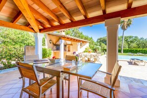 Outdoor dining - REI PETIT.  Splendidly maintained garden for a perfect experience (Pollensa)