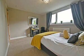 4 makuuhuonetta, työpöytä, silitysrauta/-lauta, vauvan matkasänky