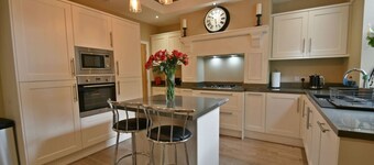 Montrose Heights - 4Bed - 4Bath -Central  Burnley