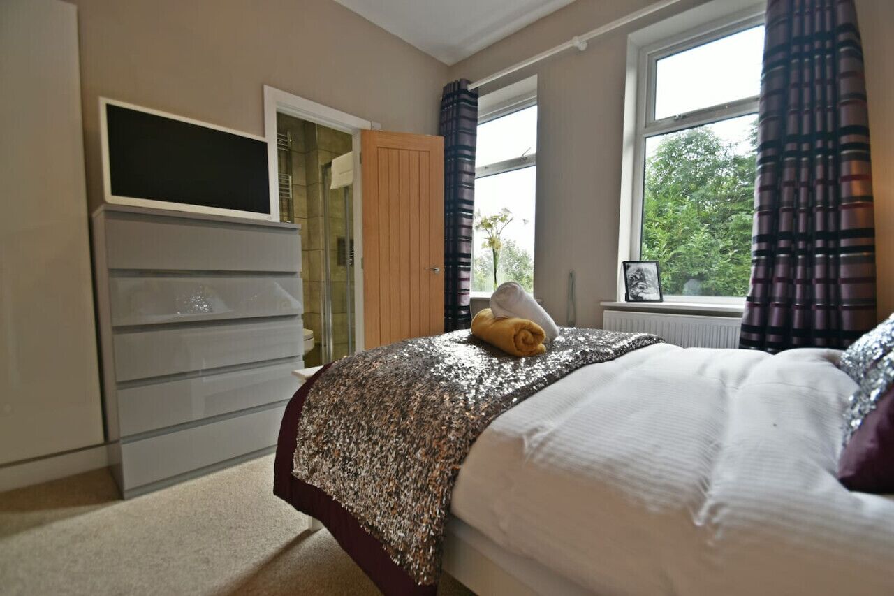 4 bedrooms, desk, iron/ironing board, travel cot