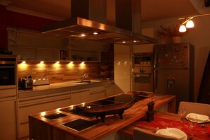 Fridge, microwave, oven, stovetop - Sea view villa with pool (Victoria)