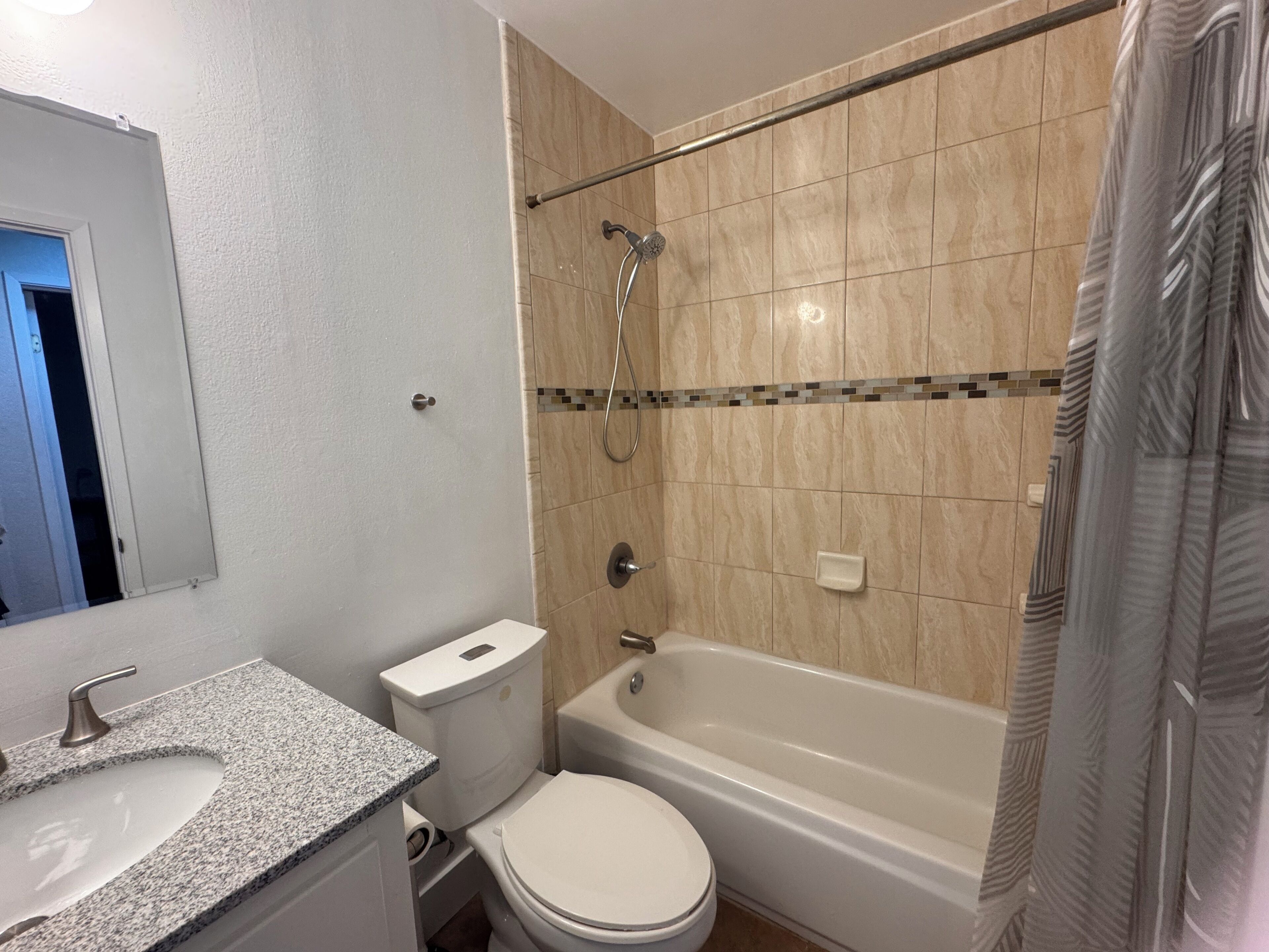 Ensemble douche/baignoire, sèche-cheveux, serviettes fournies, savon