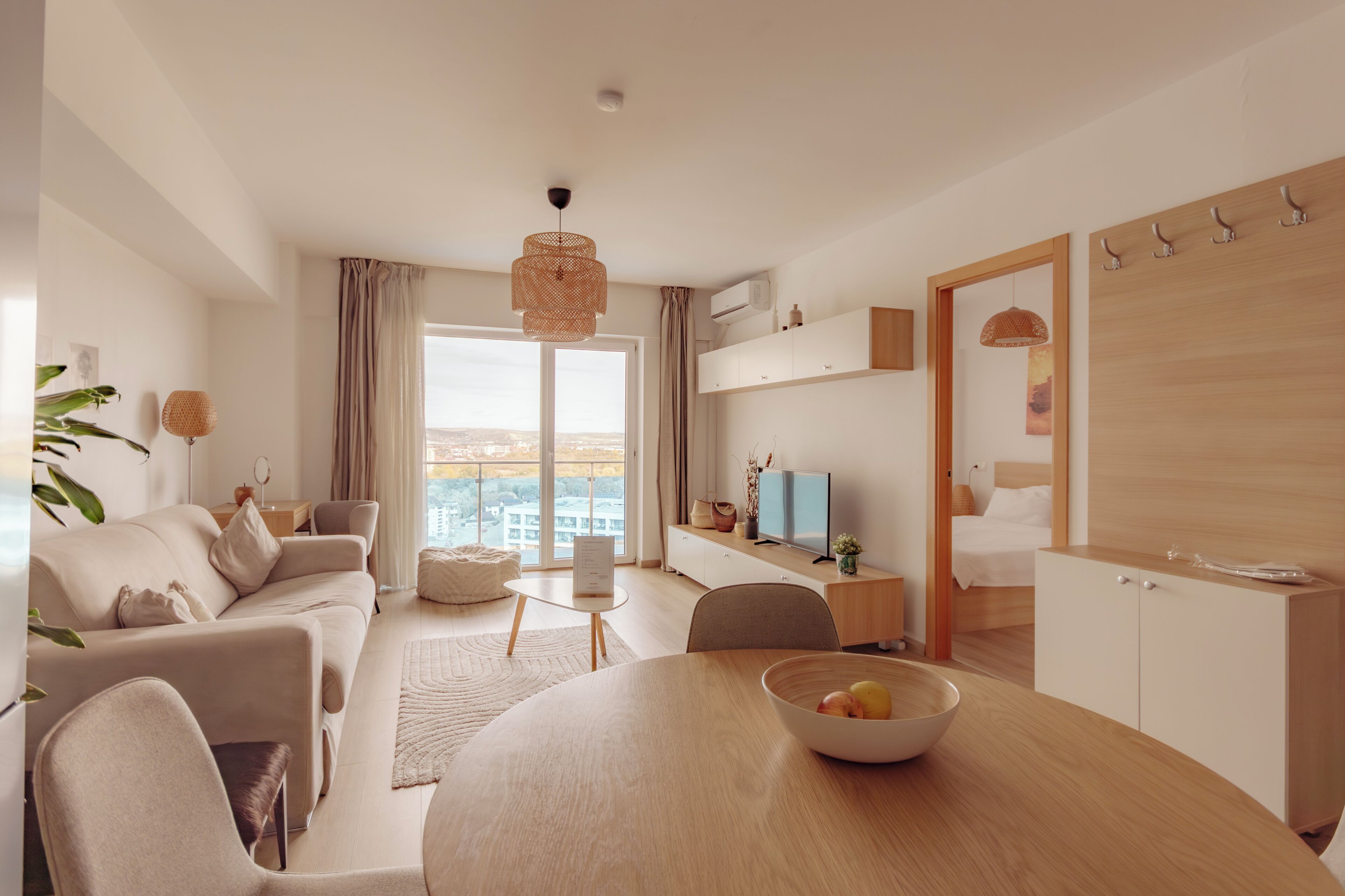 Premier appartement | Woonruimte | Een 120-cm flatscreentelevisie met kabelzenders en televisie