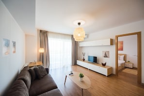 Appartement Premier | Aire de séjour | Téléviseur à écran plat de 120 cm avec télévision par câble, téléviseur