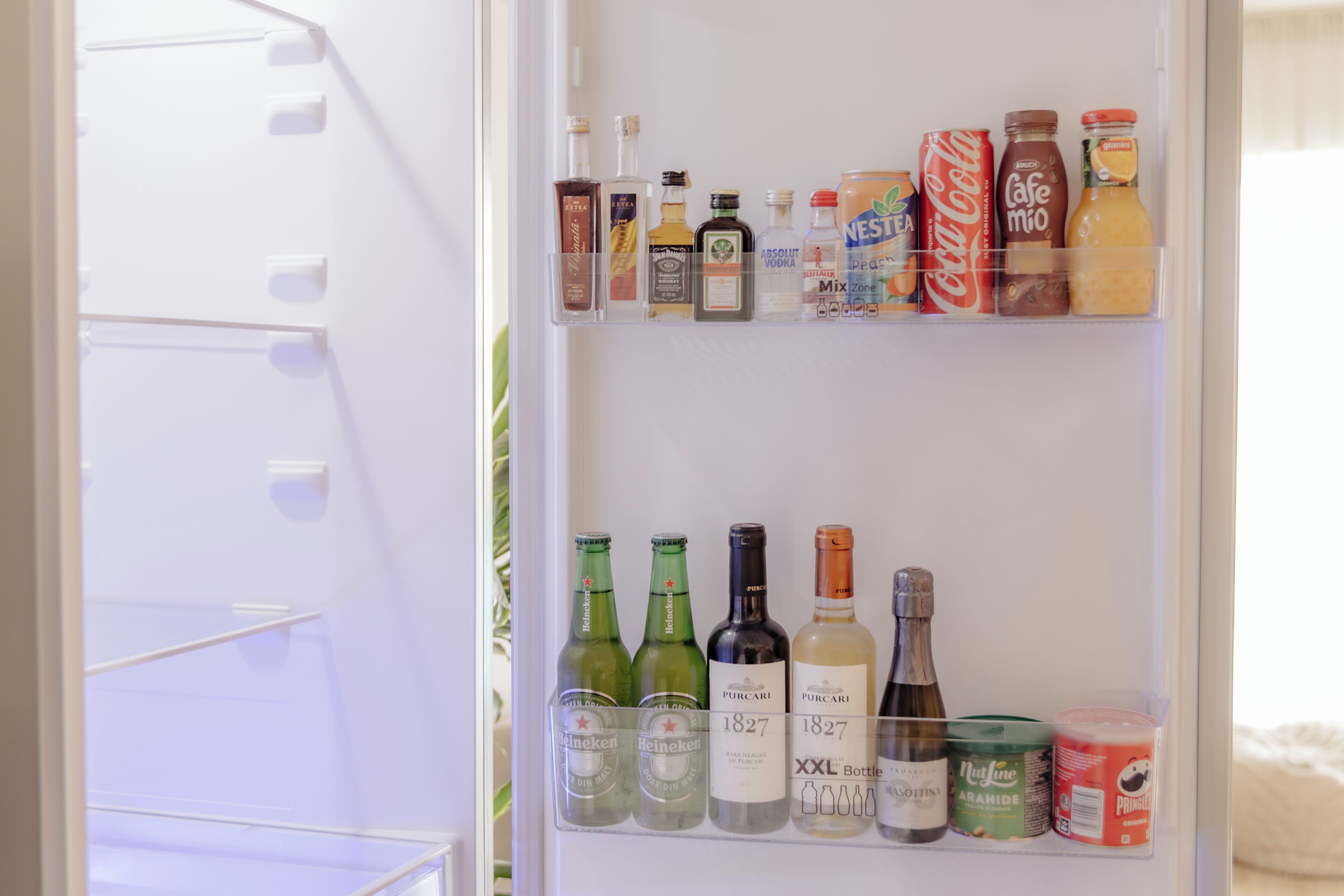 Ein Kühlschrank voller verschiedener Getränke, darunter Flaschen und Dosen.