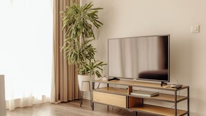 Căn hộ Junior | Khu phòng khách | TV màn hình phẳng 120-cm có truyền hình cáp, TV 