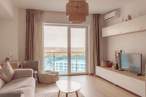 Appartement « Premier » | Coin séjour | Télévision à écran plat de 120 cm avec chaînes par câble, télévision