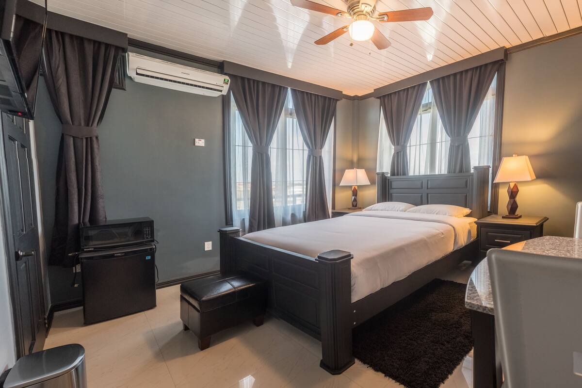 Lakens van Egyptisch katoen, luxe beddengoed, een kluis op de kamer
