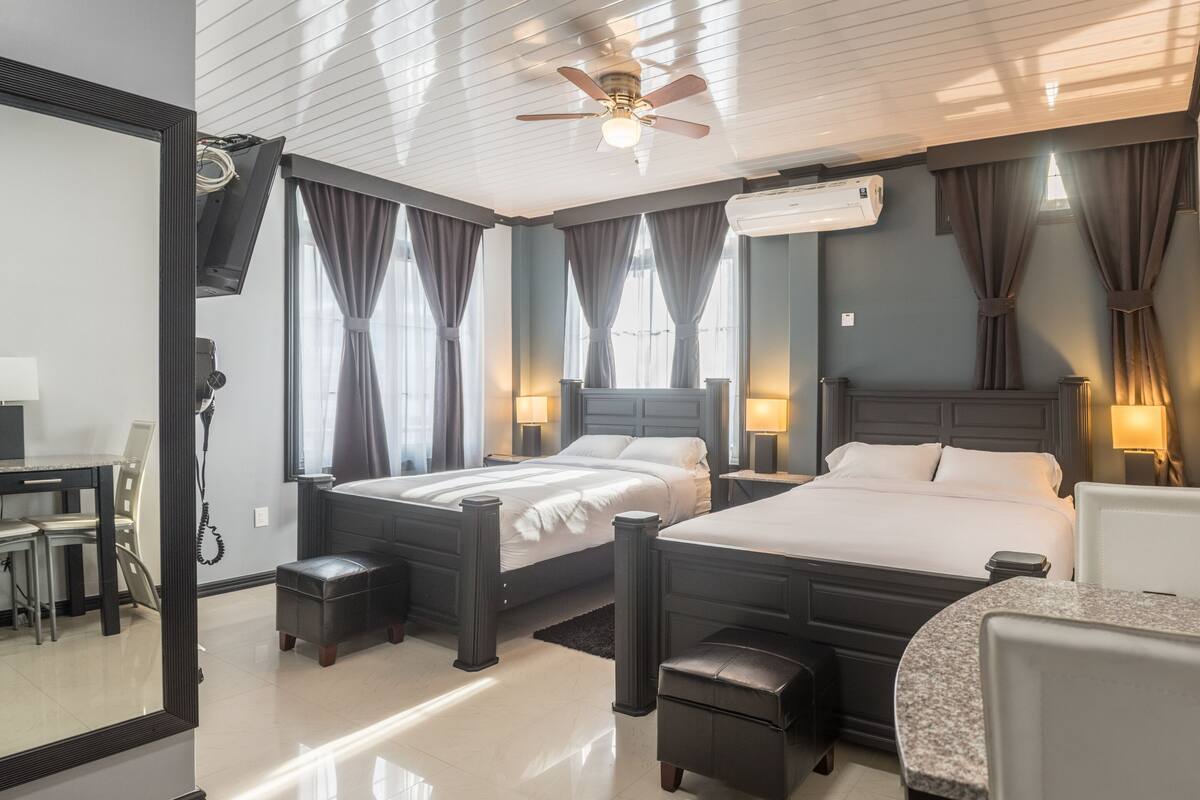 Familie tweepersoonskamer, 2 queensize bedden | Lakens van Egyptisch katoen, luxe beddengoed, een kluis op de kamer